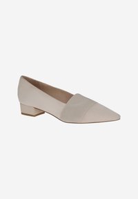 Beige low-heel pumps met een puntige neus, met een gladde textuur en een brede band aan de voorkant. Slank hakontwerp voor stabiliteit.