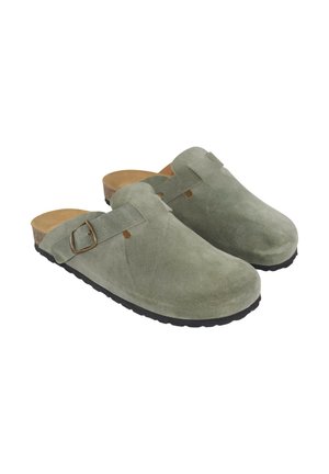 Par de zuecos de ante gris sin cordones con correas ajustables de hebilla y suelas de goma negras, mostrados sobre un fondo blanco.