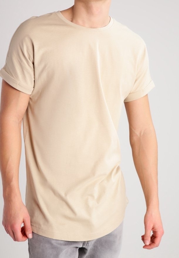 T-shirt en coton beige avec un col rond et des manches courtes retroussées, présentant une coupe décontractée et une texture lisse.