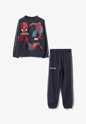 Navyblauw Spider-Man sweatshirt met meerdere prints en bijpassende joggingsbroek met Spider-Man-logo en witte zijstrepen.