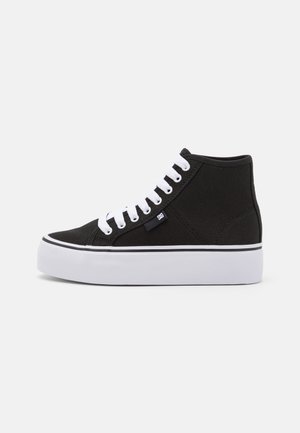 Baskets montantes noires en toile avec une semelle en caoutchouc blanche et des lacets, arborant un petit logo sur le côté et des accents de rayures blanches.