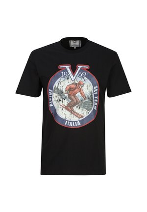 Schwarzes T-Shirt mit Vintage-Grafik eines Skifahrers in roter Ausrüstung, mit Text "1969," "Alpine Ski Team," und "Italia" rund um das Bild.