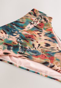 Többszínű szövet kék, rózsaszín és zöld árnyalatú absztrakt mintákkal. Puha tapintású, sima rózsaszín béléssel és kontrasztos szegélyekkel.