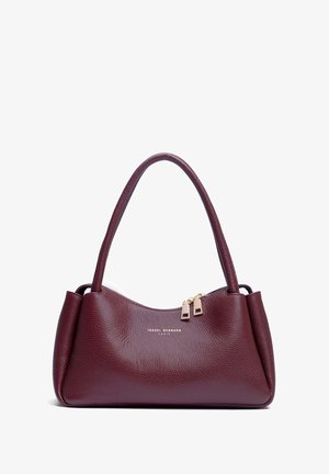 Bordeaux leer handtas met een zachte textuur, gebogen body en dubbele ritssluiting met goudkleurige hardware en een enkele ronde handgreep.