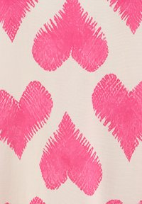 Gemusterter Stoff mit großen, handgezeichneten rosa Herzen auf einem hellbeigen Hintergrund, der eine strukturierte, leicht raue Optik aufweist.