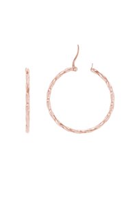 Boucles d'oreilles créoles en or rose avec un design torsadé et une texture brillante. Comprend un fermoir sécurisé et une forme circulaire.
