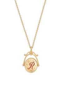 Gouden ketting met hanger in de vorm van een cirkel, voorzien van een rode letter "R" en stermotieven, aan een fijne gouden ketting. Parelaccenten sieren de hanger.