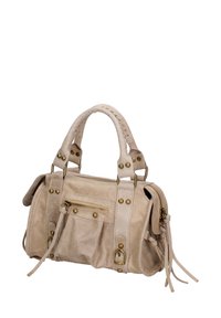 Borsa a tracolla in pelle beige con due manici corti, chiusura con cerniera, tasca frontale e accenti in ottone. Presenta dettagli frangiati e bordi cuciti.