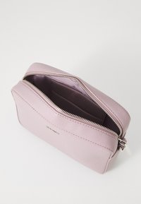 Calvin Klein SMALL CAMERA BAG - Torba preko tijela - sea fog