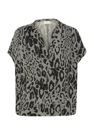 Haut à imprimé léopard gris avec des manches courtes, un col en V et une coupe ample. Le tissu texturé présente un motif animal noir sur une base plus claire.