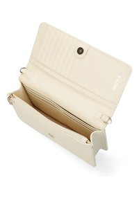 Portafoglio color crema con una texture liscia, presenta diversi scomparti per carte, un compartimento con zip e una chiusura a scatto. Il marchio è visibile.