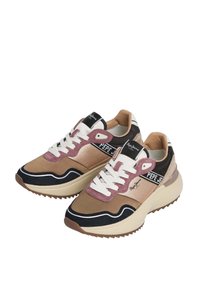 Baskets de sport présentant un mélange de matériaux beige, noir et mauve. Suède texturé et tissu lisse avec des lacets blancs et une semelle en caoutchouc.
