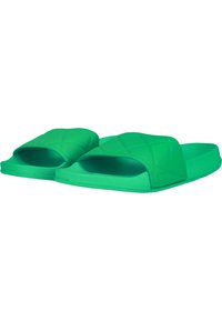 Groene slide-sandalen met een geborduurd bovenwerk, gemaakt van lichtgewicht materiaal, met een open teen en een platte zool voor comfort.