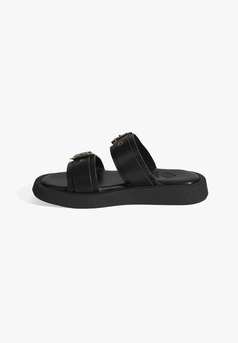 Schwarze Rutschen-Sandalen mit zwei breiten Lederriemen, goldenen Schnallenakzenten und einer dicken Plattformsohle. Glatte Oberfläche mit einem eleganten Design.