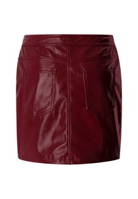 Jupe mini en cuir synthétique bordeaux, brillant, avec une taille ajustée, deux poches arrière et une texture lisse et brillante.