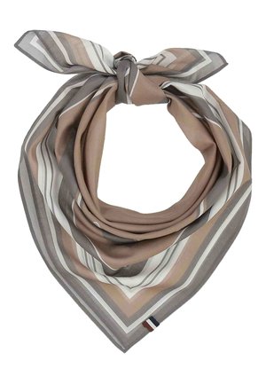 Quadratisches Seidenschal mit beigen, grauen und weißen Streifen, locker zu einem Knoten gebunden, mit einem kleinen dreifarbigen Stoffetikett an der Ecke.