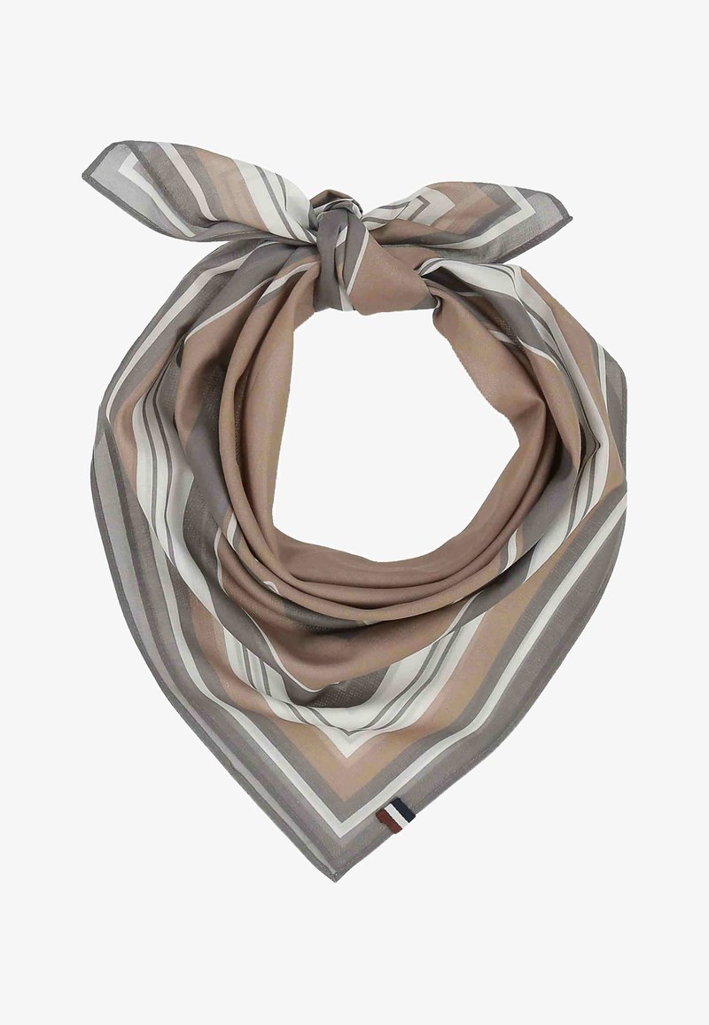 Foulard quadrato di seta con strisce beige, grigie e bianche, annodato in un nodo morbido con una piccola etichetta di tessuto tricolore all'angolo.