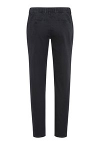 Zwarte, taps toelopende broek met een trekkoord in de taille, twee achterzakken en een gladde, textuurstof.
