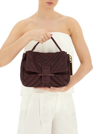 Borsa a tracolla bordeaux con una texture a chevron trapuntato, una mano superiore e una chiusura a patta con un accento decorativo sulla cinghia. Dettagli in hardware dorato.