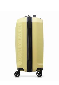 Valigia rigida gialla con finitura testurizzata, zip nera e quattro ruote. Presenta un logo stampato sul lato e un manico retrattile.