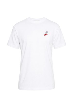 T-shirt blanc à manches courtes avec un petit motif de cerise rouge et une feuille verte sur le côté gauche de la poitrine.