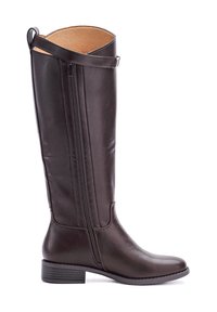 Bottes longues en cuir marron avec une fermeture éclair sur le côté, une texture lisse et un bout légèrement arrondi. Présente une sangle décorative près du haut.
