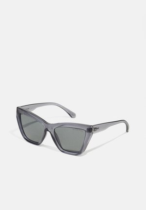 Ochelari de soare din acetat gri, cu un cadru geometric supradimensionat, lentile întunecate și un design unghiular proeminent. Prezintă logo-ul pe braț.
