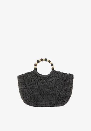 Czarna pleciona torebka o zaokrąglonym kształcie, teksturowanej powierzchni oraz okrągłym uchwycie ozdobionym jasnymi i ciemnymi koralikami.