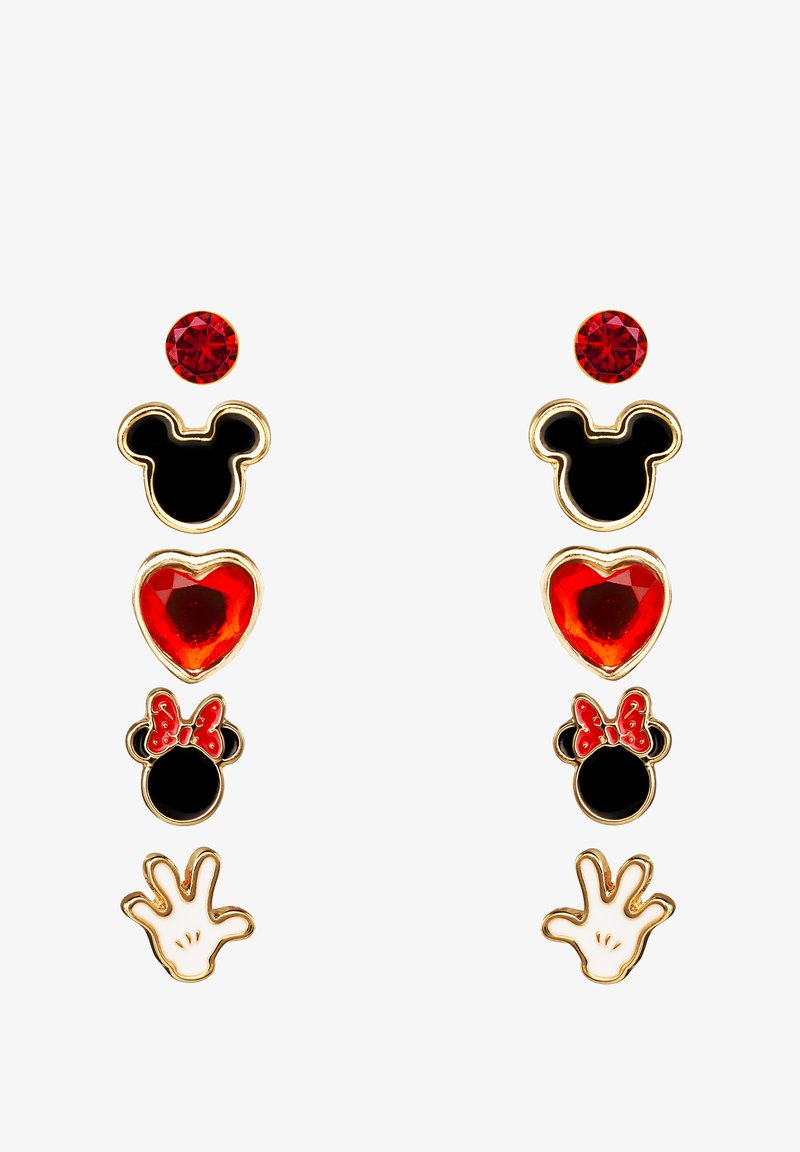 Orecchini in tonalità oro con forme di Topolino smaltate in nero e rosso, strass rossi e un motivo a mano bianca. Texture con finiture lisce e lucide.