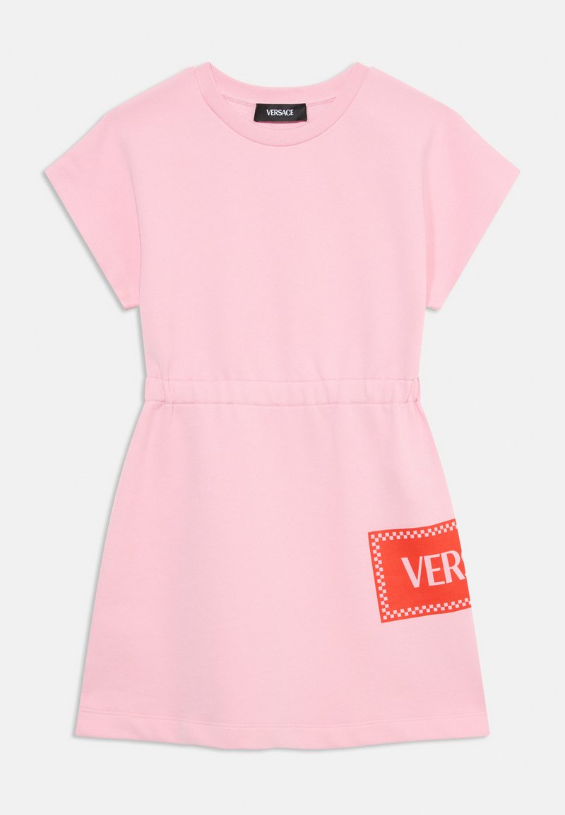 Vestido de algodão rosa com mangas curtas, cintura elástica e um retângulo vermelho rotulado "VERSACE" com uma borda quadriculada.