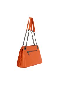 Narancssárga bőr kézitáska fém lánccal és bőr pántokkal, elülső cipzáras zsebbel és bordázott oldalsó kialakítással.