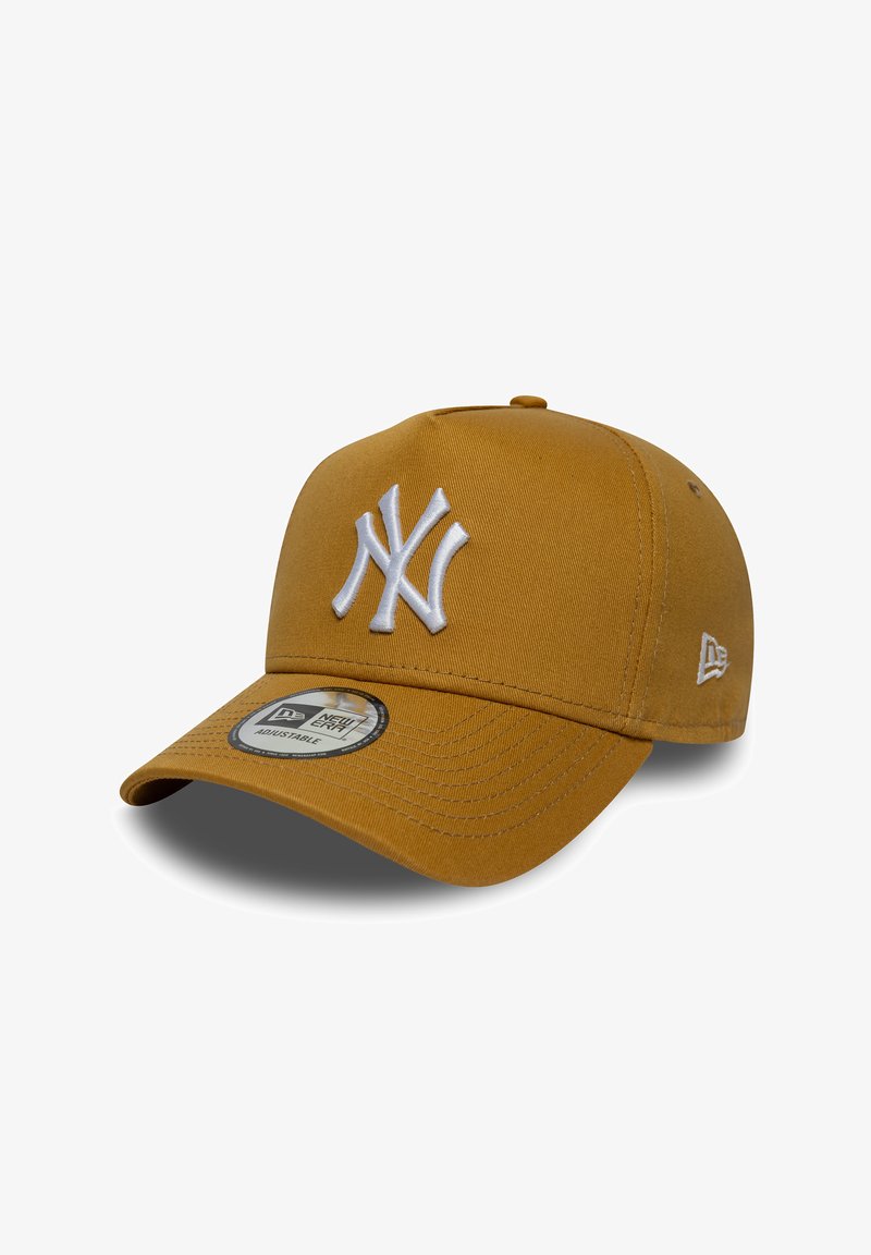 Καπέλο New York Yankees σε μουσταρδί κίτρινο, ύφασμα από βαμβακερό μείγμα, καμπυλωτό γείσο, λευκό κεντητό λογότυπο, ρυθμιζόμενος ιμάντας στο πίσω μέρος.