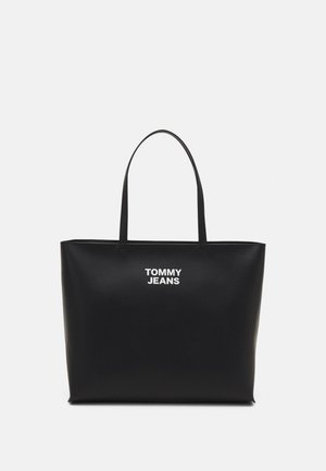Czarna torba na ramię wykonana z materiału syntetycznego, charakteryzująca się zorganizowaną formą, dwiema rączkami oraz białym logo "TOMMY JEANS" na przodzie.