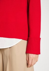 FTC Cashmere Sweter
