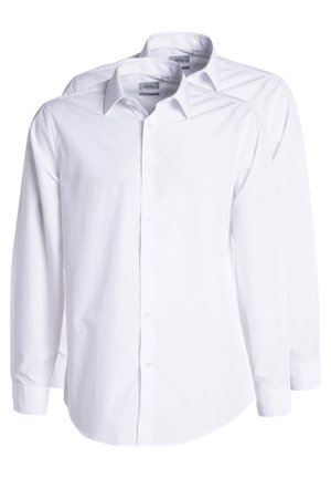 Két fehér pamut ing hosszú ujjakkal, gombos elülső részel, széles gallérral és lekerekített alsó résszel. Simas texture, minimális részletezéssel.