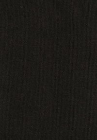 Czarna tkanina z żeberkowym wzorem, charakteryzująca się drobną teksturą z równomiernie rozmieszczonymi pionowymi liniami, odpowiednia do różnych zastosowań tekstylnych.