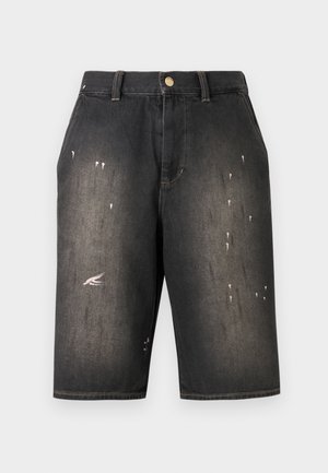 Schwarze Denim-Shorts mit ausgebleichten Stellen und kleinen weißen Farbspritzern, mit Gürtelschlaufen, Vordertaschen und Knopfverschluss.