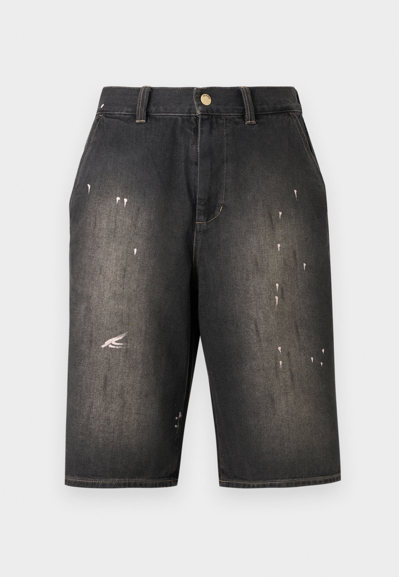 Schwarze Denim-Shorts mit ausgebleichten Stellen und kleinen weißen Farbspritzern, mit Gürtelschlaufen, Vordertaschen und Knopfverschluss.