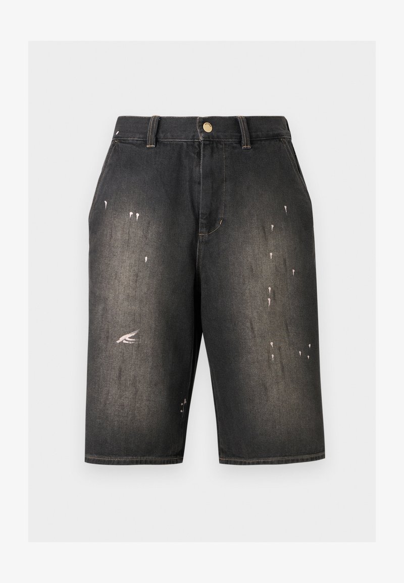 Schwarze Denim-Shorts mit ausgebleichten Stellen und kleinen weißen Farbspritzern, mit Gürtelschlaufen, Vordertaschen und Knopfverschluss.