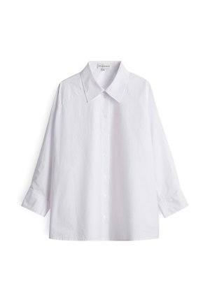 Weißes, langärmliges Button-up-Hemd mit spitzem Kragen, lockerer Passform und sichtbarem Markenlabel im Ausschnitt.