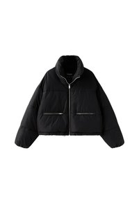 Veste matelassée noire avec col haut, fermeture éclair sur le devant, manches longues et deux poches zippées horizontales à l'avant.
