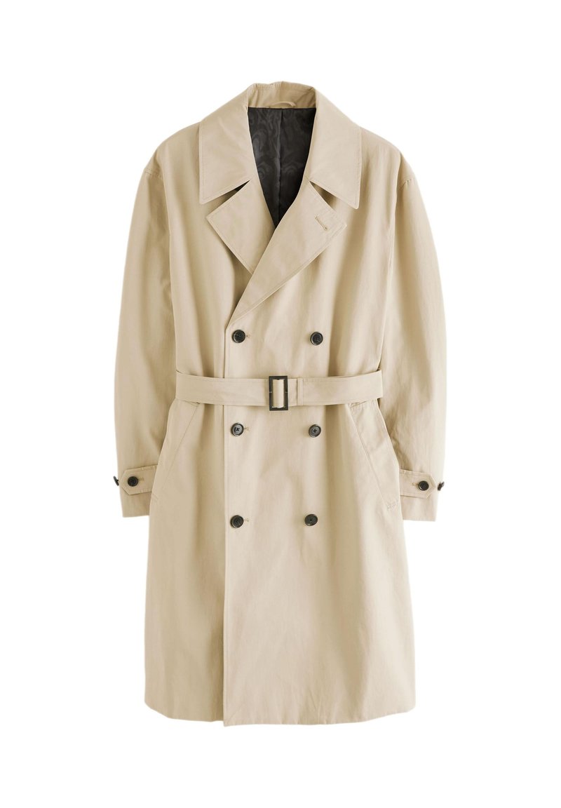 Beige trenchcoat met een dubbelzijdig ontwerp, grote revers, een ceintuur in de taille en zwarte knopen. Soepele textuur en twee zijzakken.
