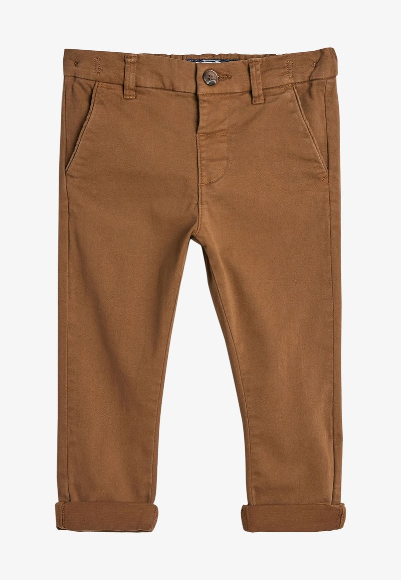Pantalon slim marron avec fermeture par bouton et zip, poches latérales avant, passants de ceinture et ourlets retroussés.