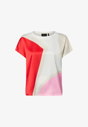 Bluzka z krótkim rękawem w kolorze białym z geometrycznymi wzorami w czerwieni, beżu i różu. Gładki materiał, luźny krój i okrągły dekolt.