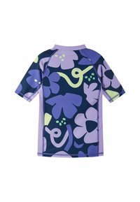 Koszulka z krótkim rękawem w kolorze granatowym, zdobiona dużymi fioletowymi i zielonymi kwiatowymi wzorami. Wykonana z gładkiego, elastycznego materiału.