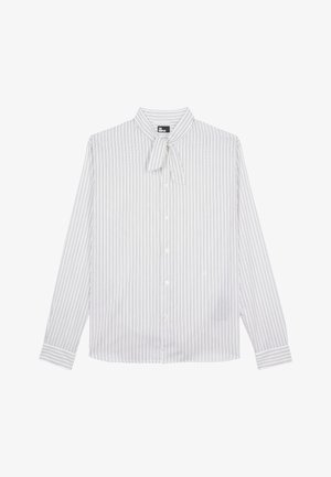 Camicia bianca a maniche lunghe con sottili righe verticali grigie, dotata di colletto con fiocco e chiusura frontale con bottoni. Tessuto liscio e leggero.