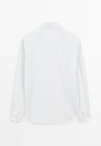 Camicia a maniche lunghe in cotone bianco con sottili righe verticali azzurro. Presenta un colletto standard e polsini con bottoni.