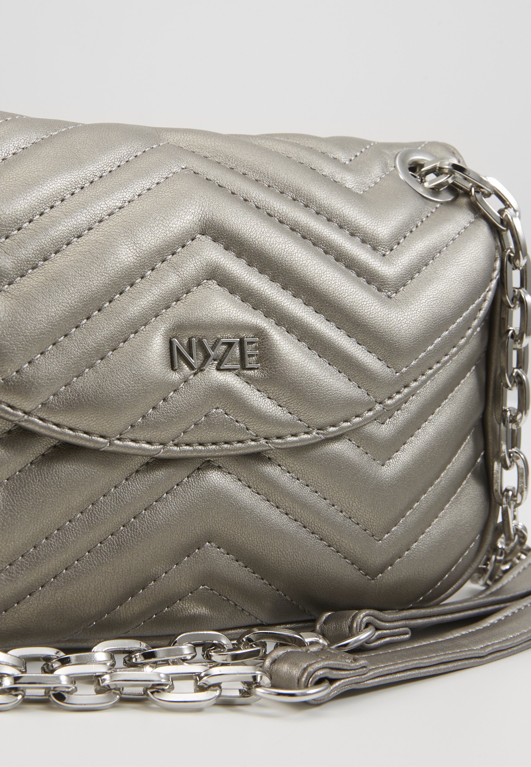 Nyze CROSSBODY BY LAURA JOELLE Skulderveske silver Nyze CROSSBODY BY LAURA JOELLE Skulderveske black