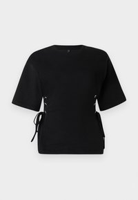 Μαύρο κοντομάνικο τοπ με στρογγυλή λαιμόκοψη. Διαθέτει κορσέ κορδόνια στα πλαϊνά με μαύρα κορδόνια και ασημί χοντρά μεταλλικά τρουκς. Υλικό από βαμβάκι.