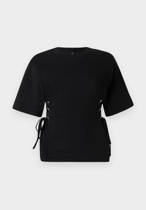 Must lühikeste varrukatega top ümar kaelusega. Küljel on korseti stiilis paelad mustade nööride ja hõbedaste silmustega. Materjaliks puuvill.